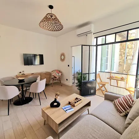 Lägenhet Casa Riviera - En Plein Coeur Du Vieil